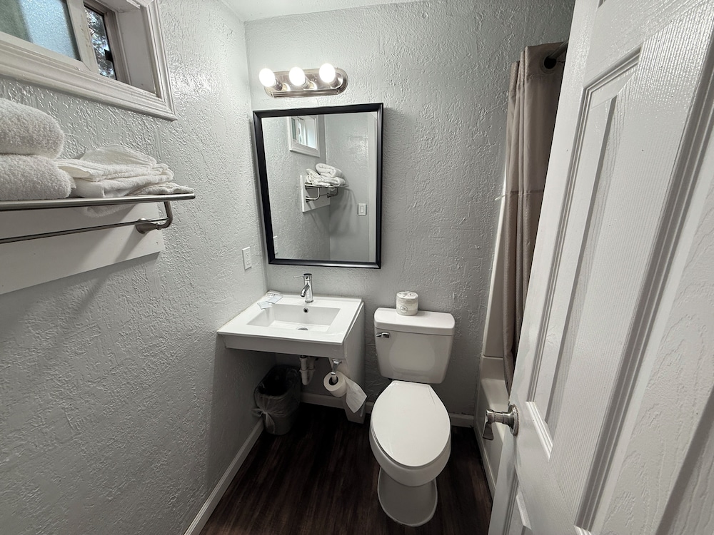 Budget Inn Bend by OYO 43/44