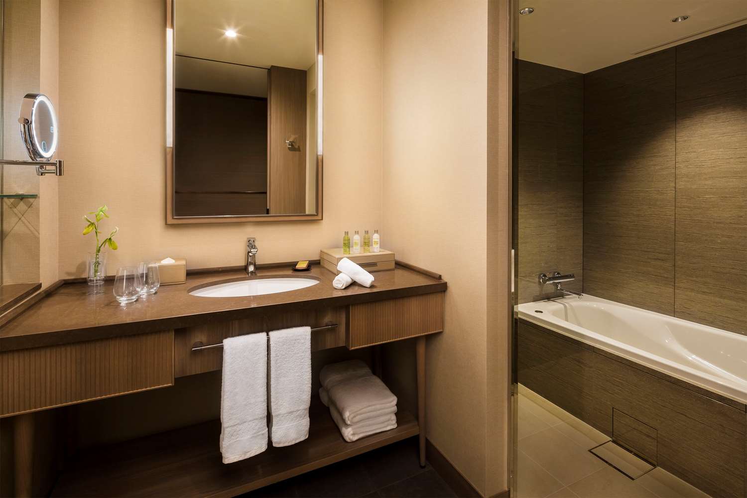 غرفة تنفيذية بسريرين منفصلين مع دخول الصالة، Hilton Hiroshima 3/3