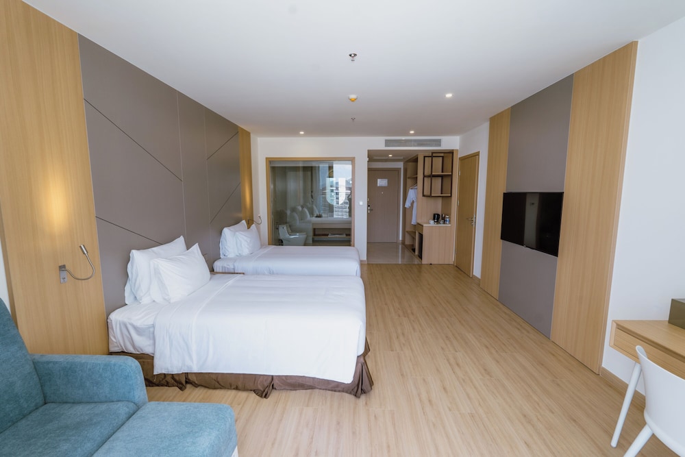 Connecting, Family, King and Twin Beds