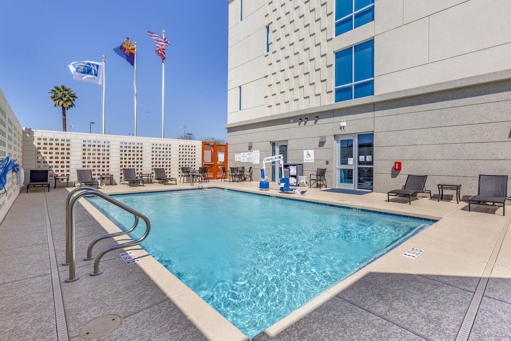 Holiday Inn Express Suites Phoenix Dwtn State Capitol 3/58