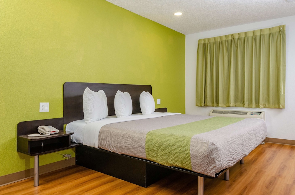Studio6 Fresno, CA - Extended Stay 15/37