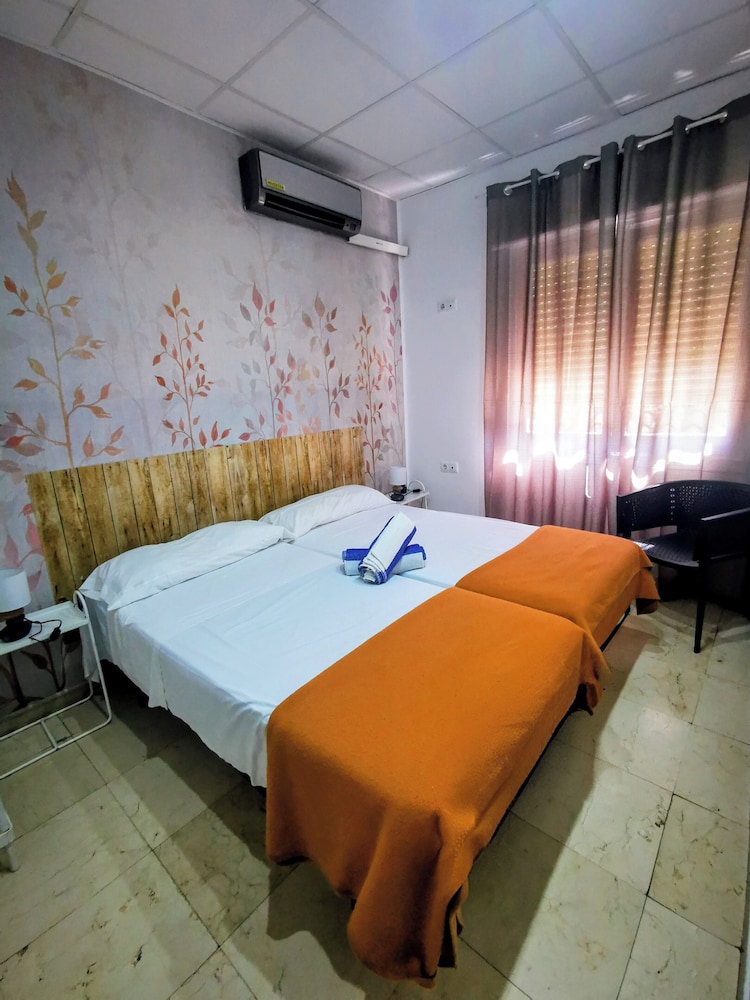 ROOM, TWIN BEDS, SHARED BATHROOM