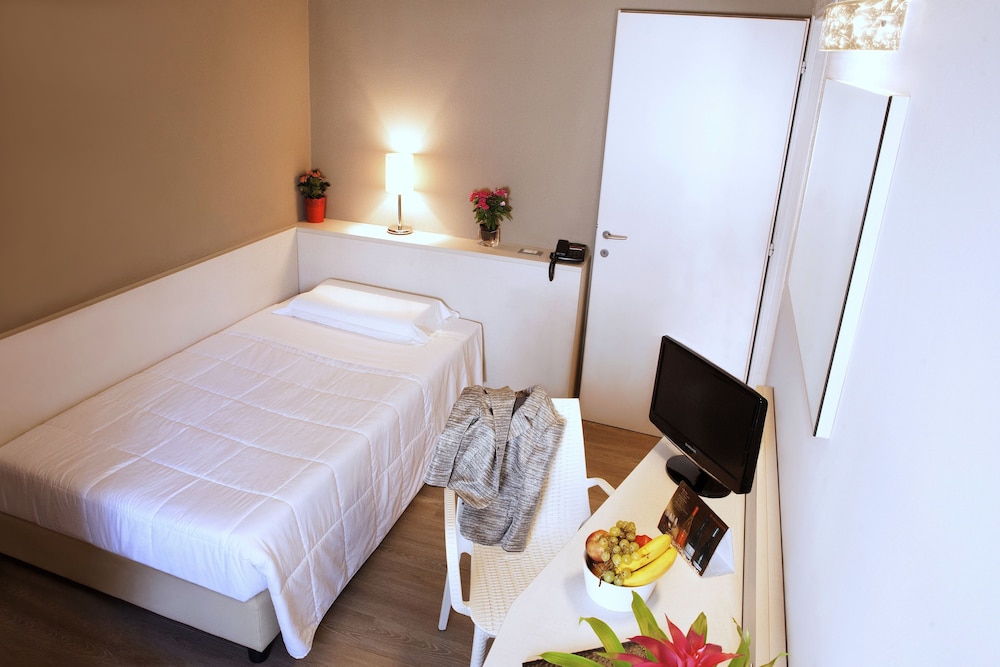 Mennini Hotel 8/34