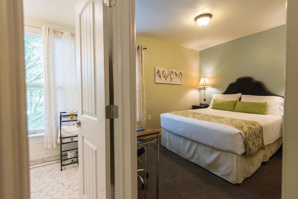 Room, Queen Bed, Falls View