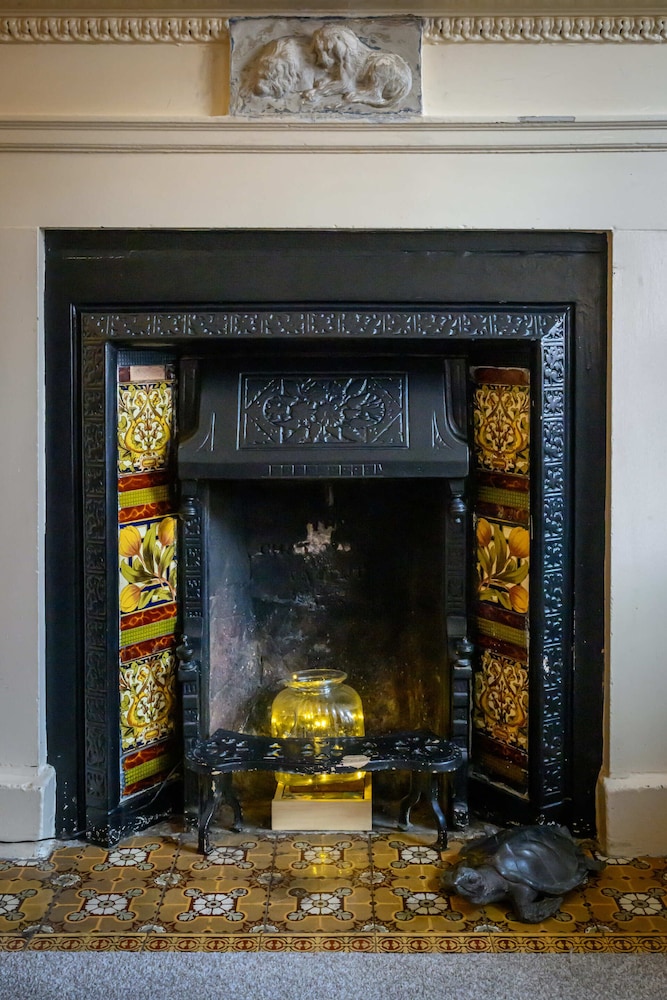 Darwin's Townhouse 8/49