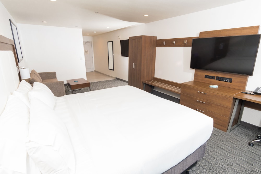 Holiday Inn Express Hollywood Walk of Fame An Ihg Hotel 13/65