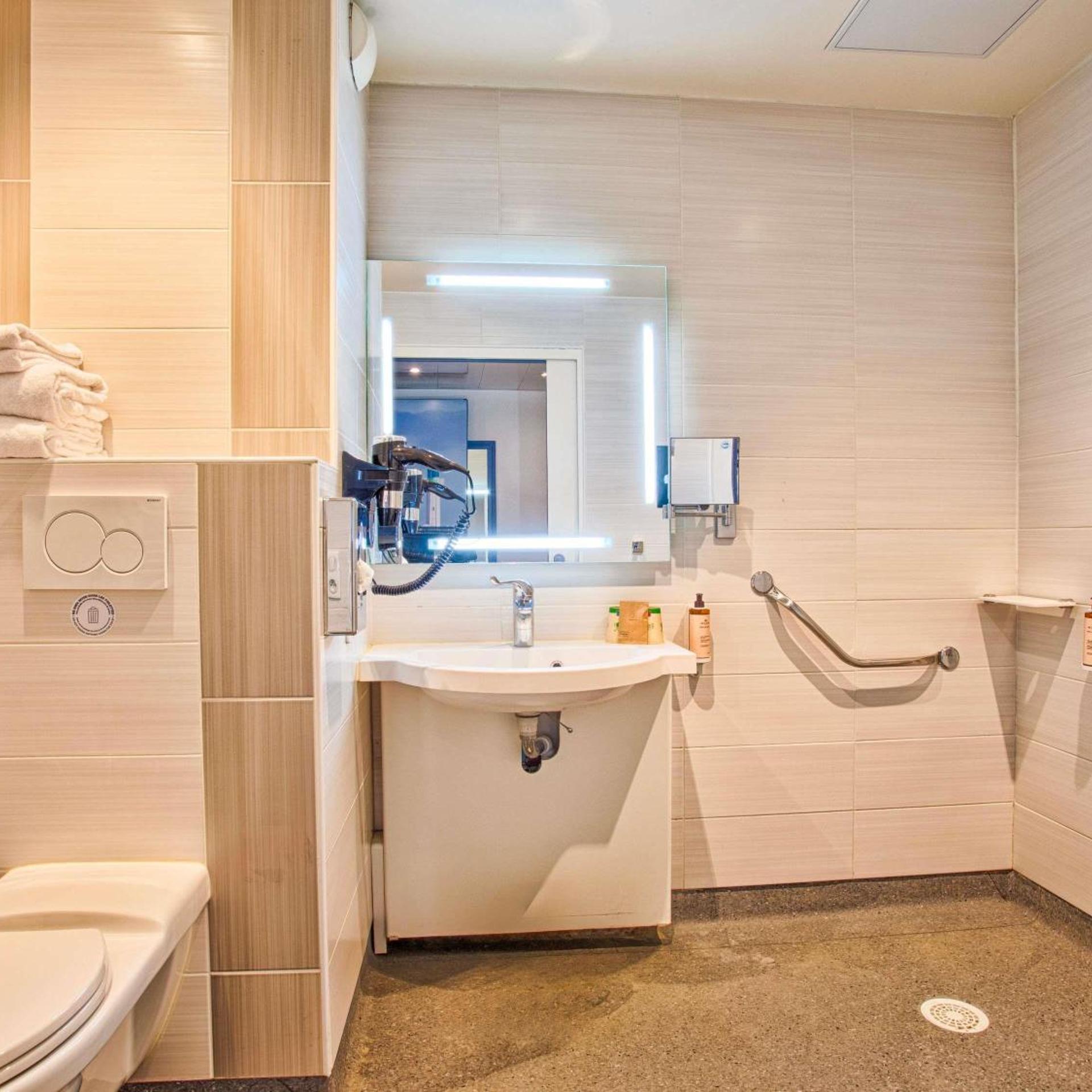 غرفة بسرير كوين لذوي الإعاقة، Mercure Trouville Sur Mer 2/3