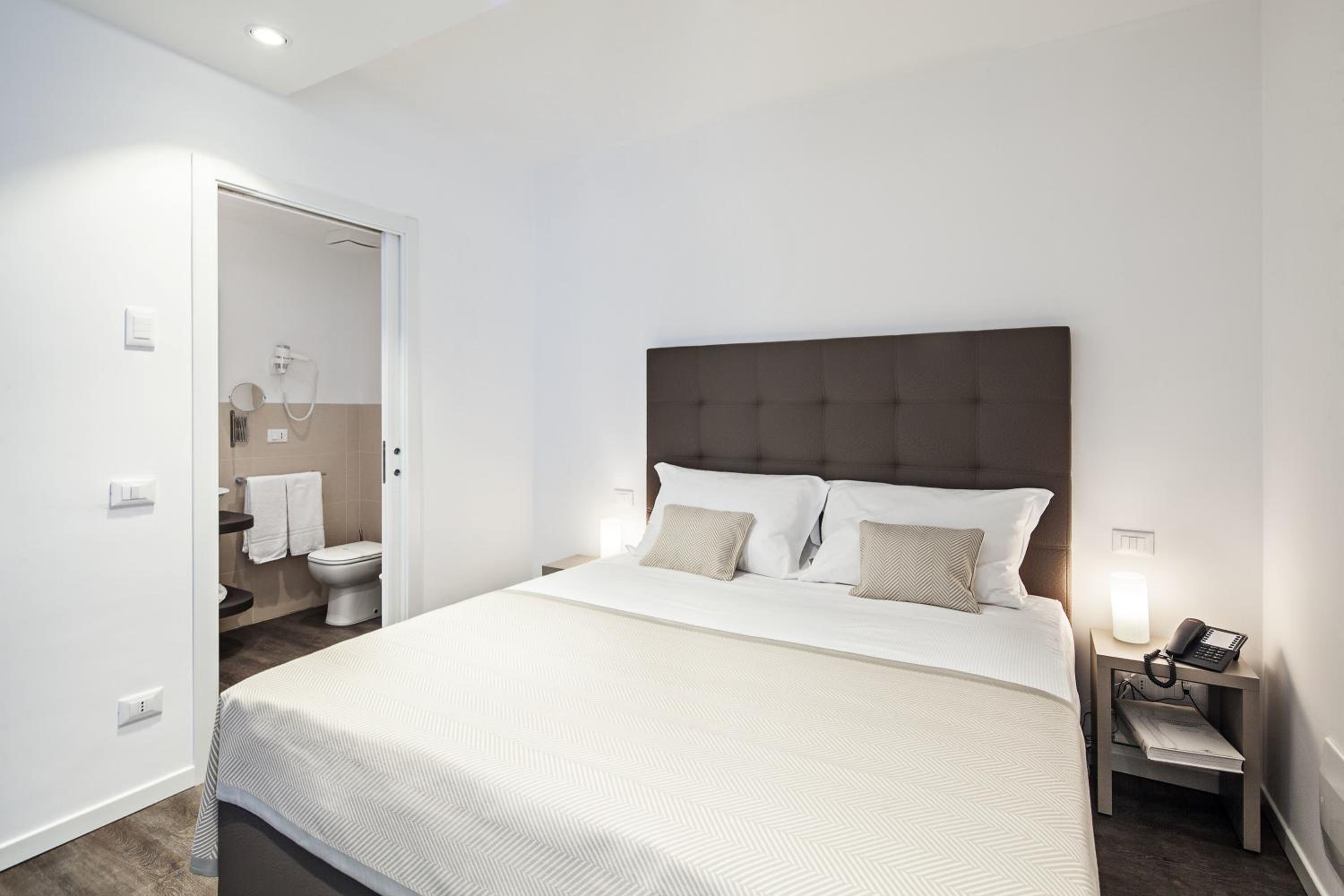 غرفة بسرير كينج