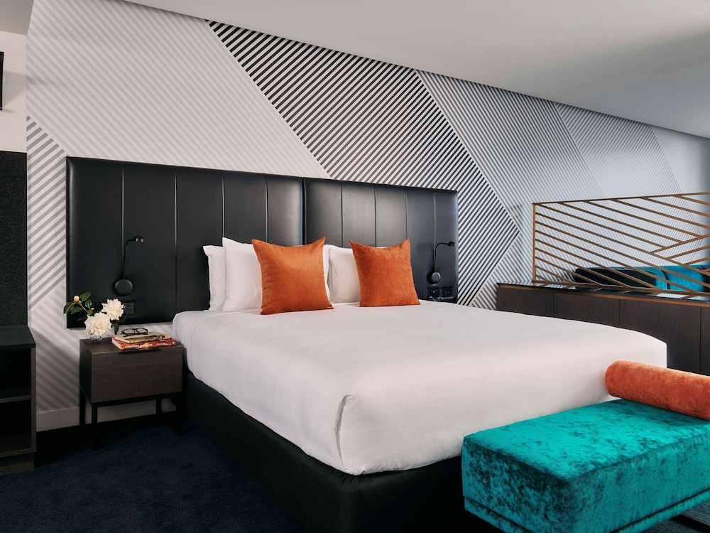 SUPERIOR, SUITE, KING BED