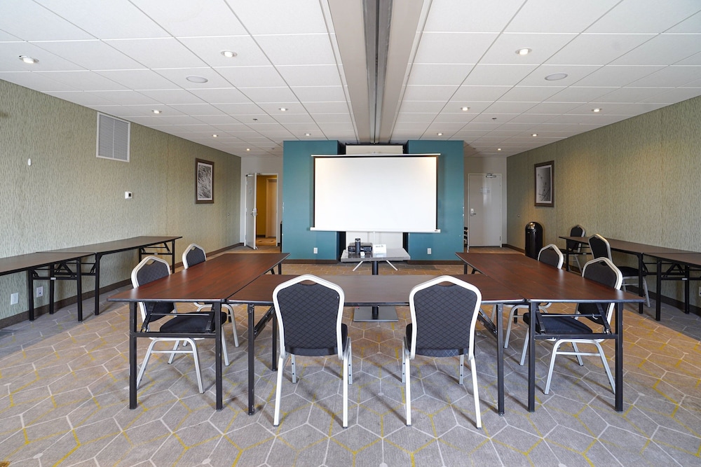 Fairfield Inn & Suites by Marriott Airdrie 46/54
