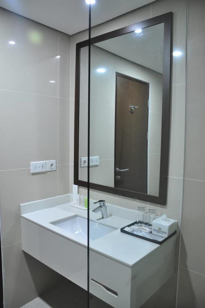 Golden Tulip Pontianak 7/64