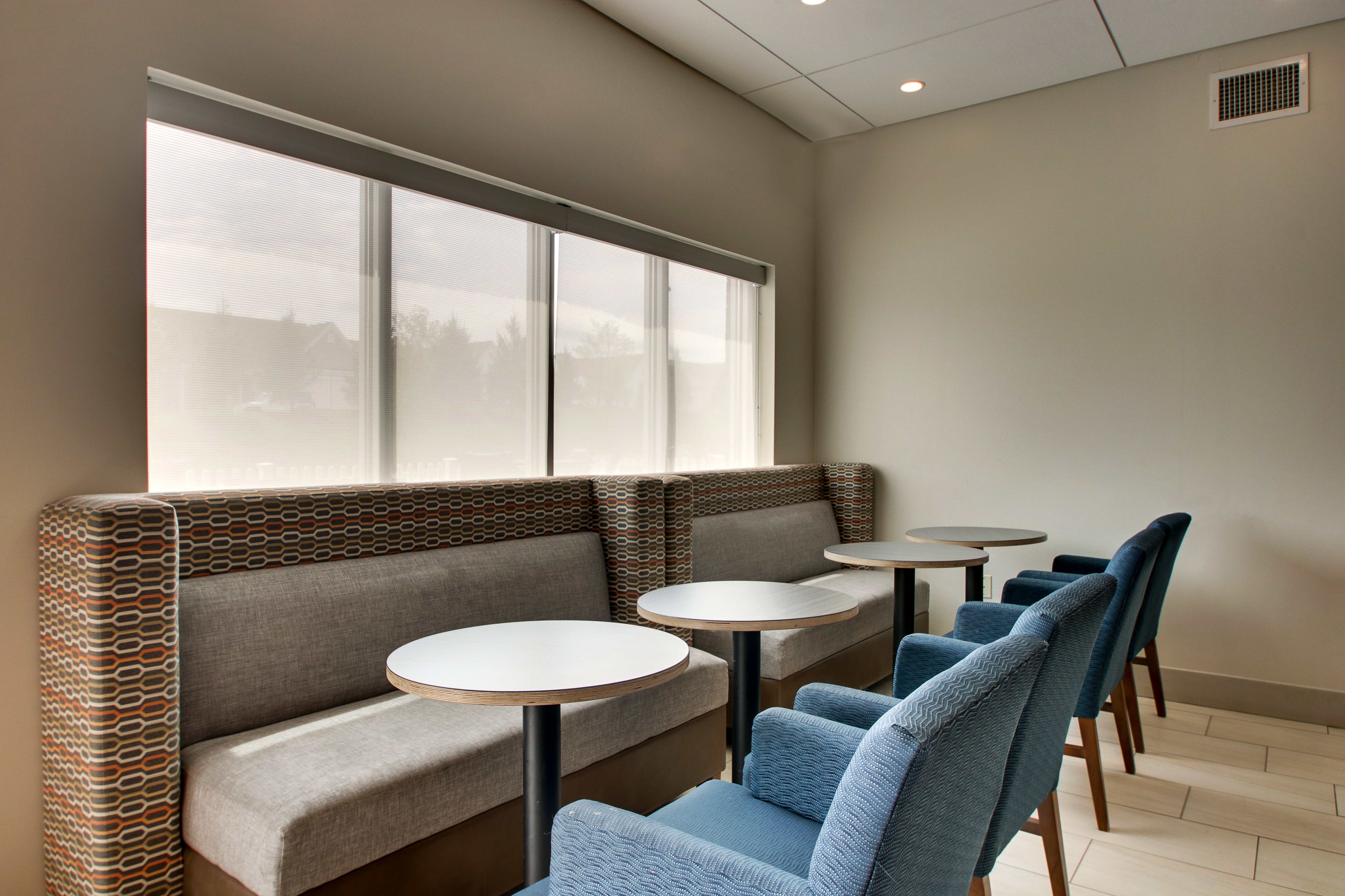 Holiday Inn Express Suites Lancaster East Strasburg 32/52