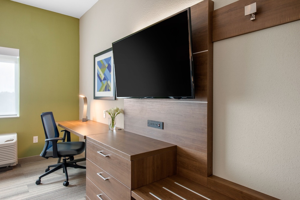Holiday Inn Express Suites Alachua Gainesville Area 53/73