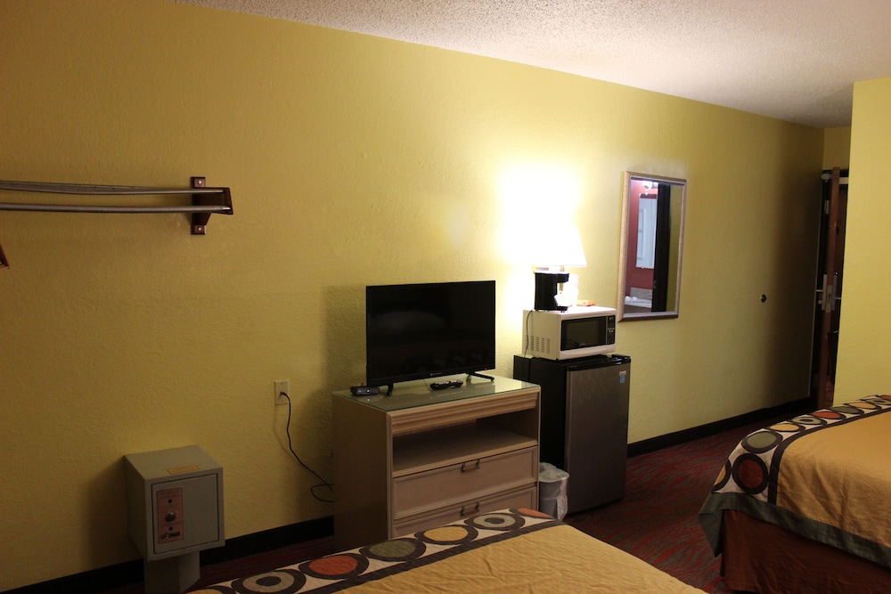 Super 8 By Wyndham Kalamazoo 6/12