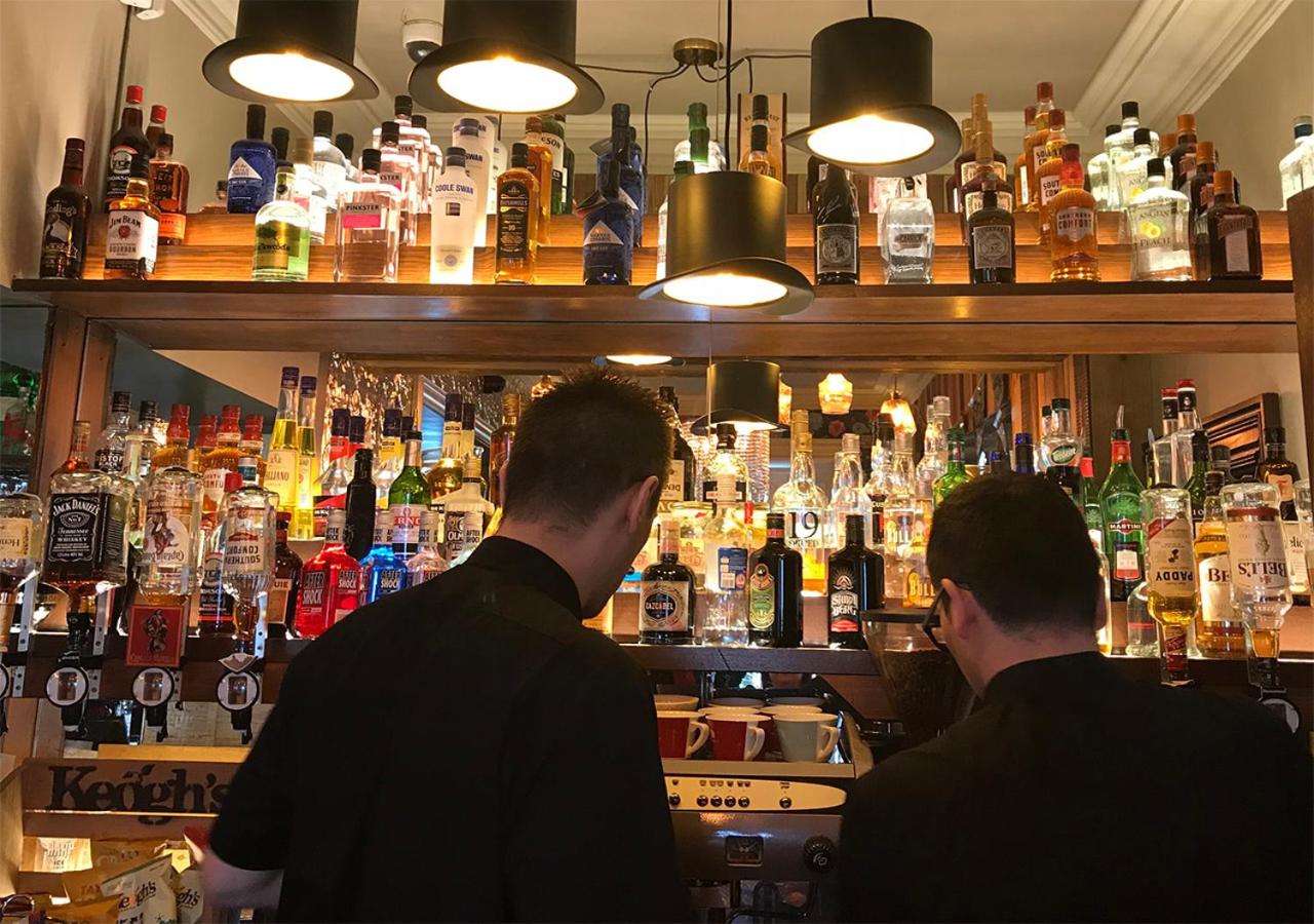 The Whistledown Hotel 10/47