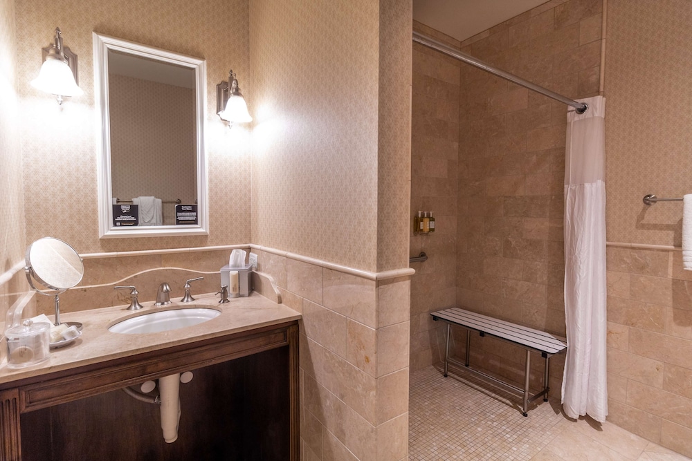Madison Beach Hotel, Curio Collection by Hilton 26/88