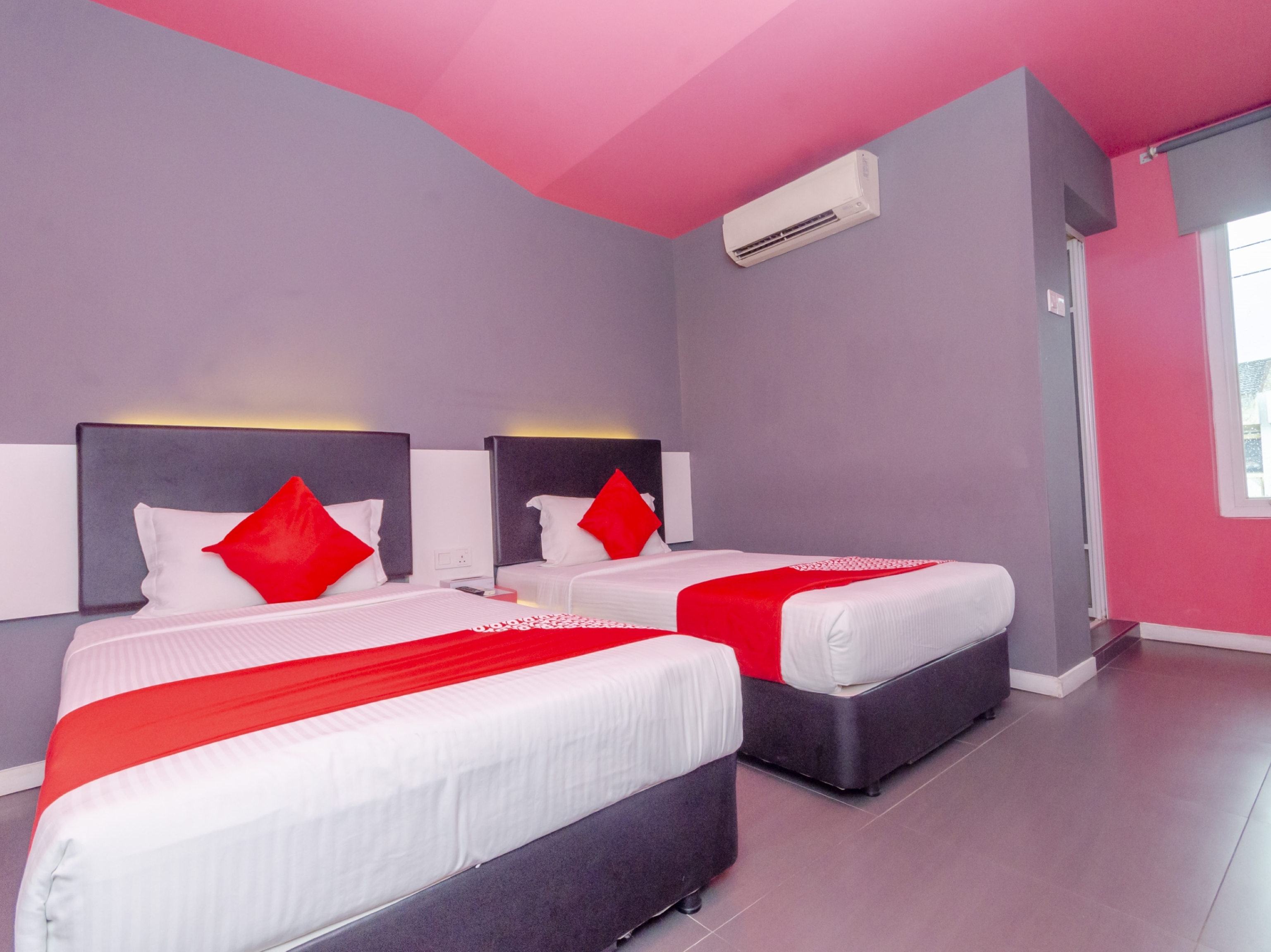 DELUXE, TWIN BEDS