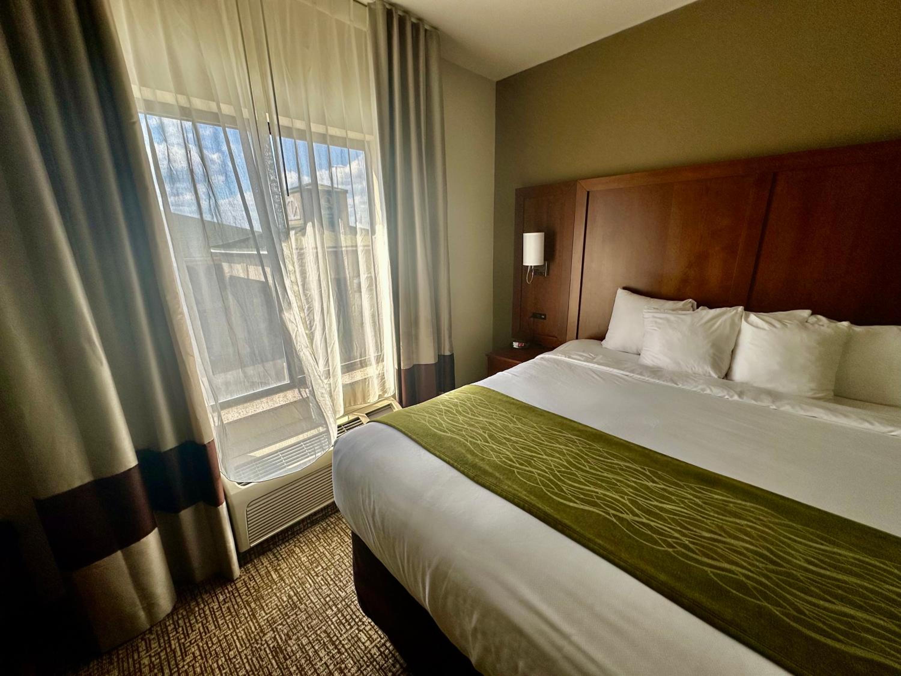 SUITE, KING BED
