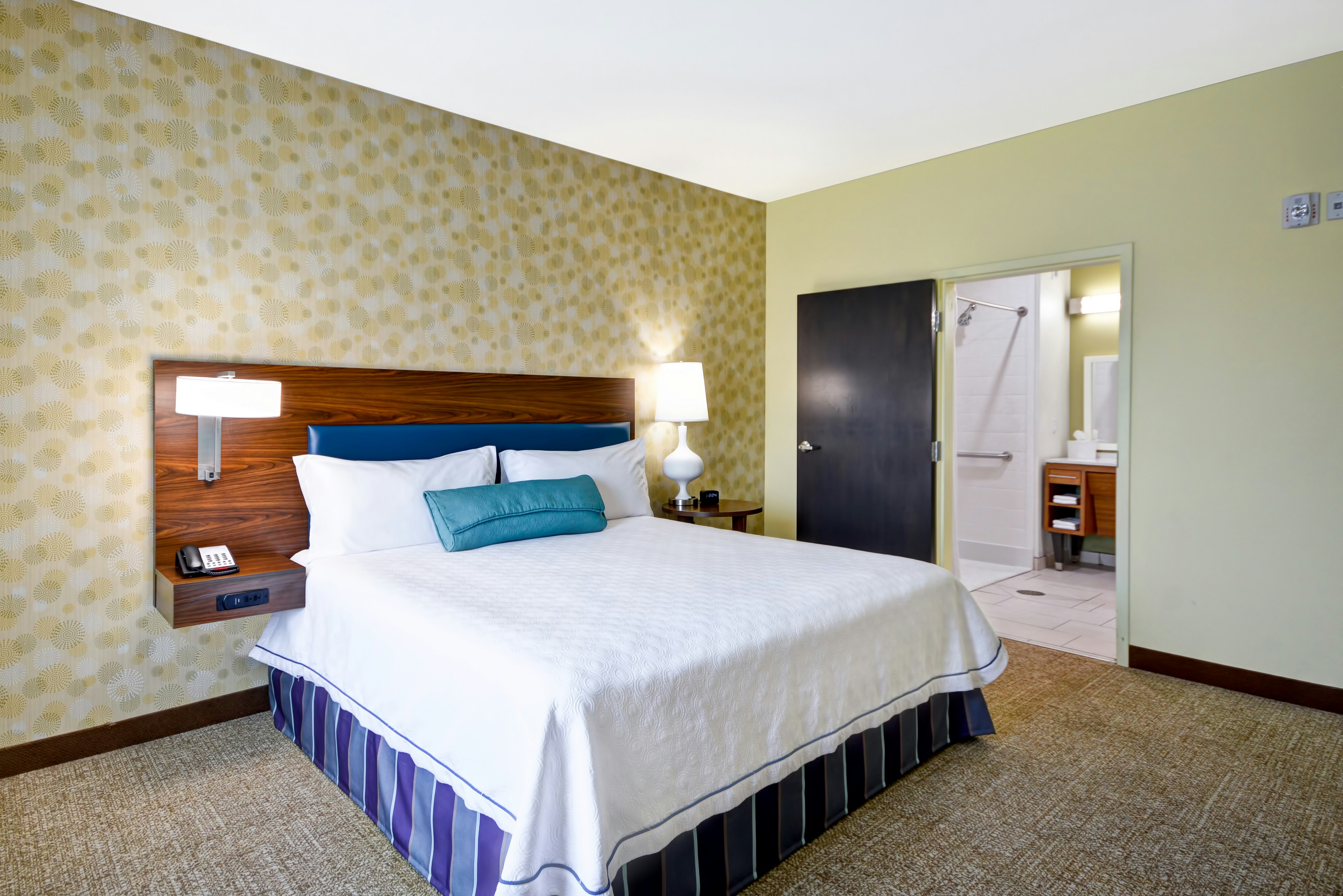 SUITE, KING BED, ACCESSIBLE