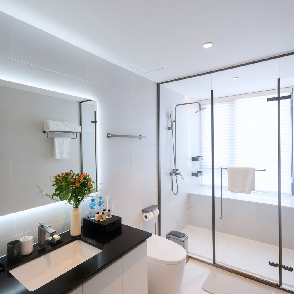 2 BEDROOMS, SUITE