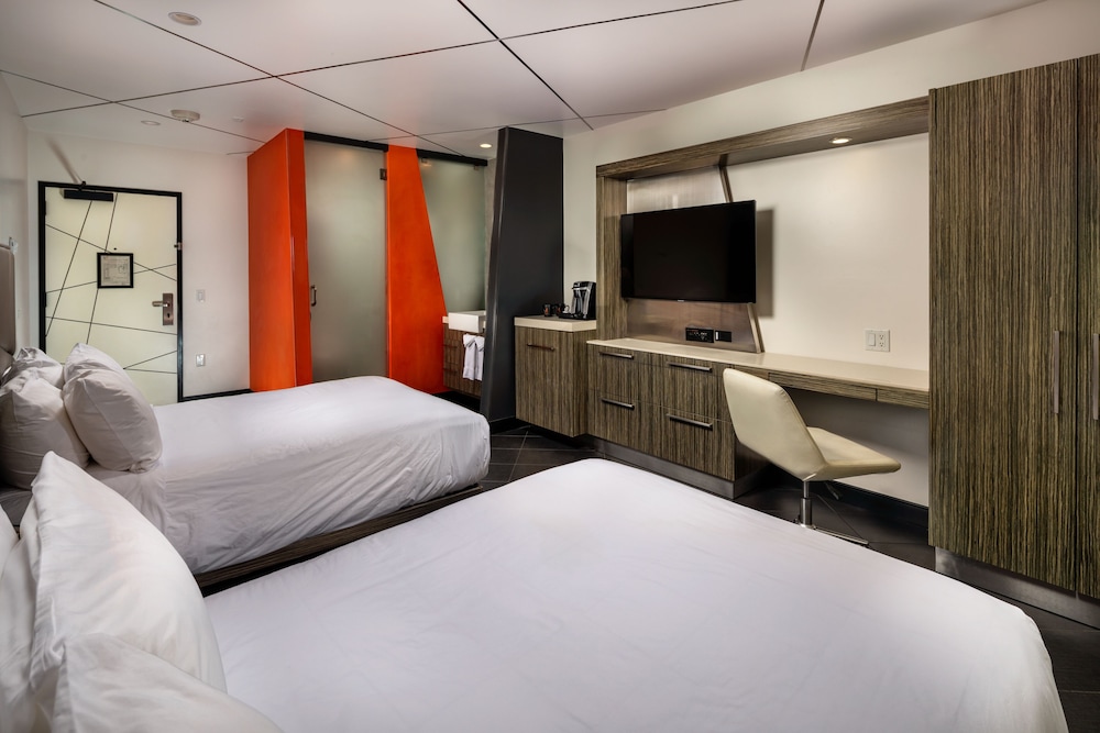 The Moment Hotel 24/72