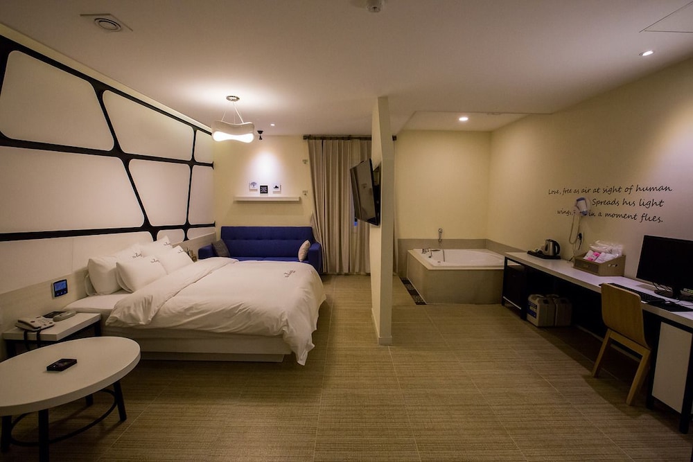 The Zenith Hotel 8/60