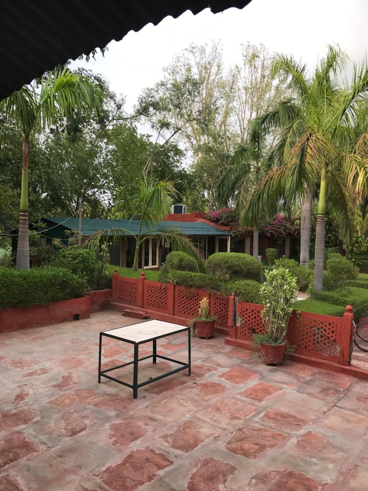 Hotel Sheela 52/53