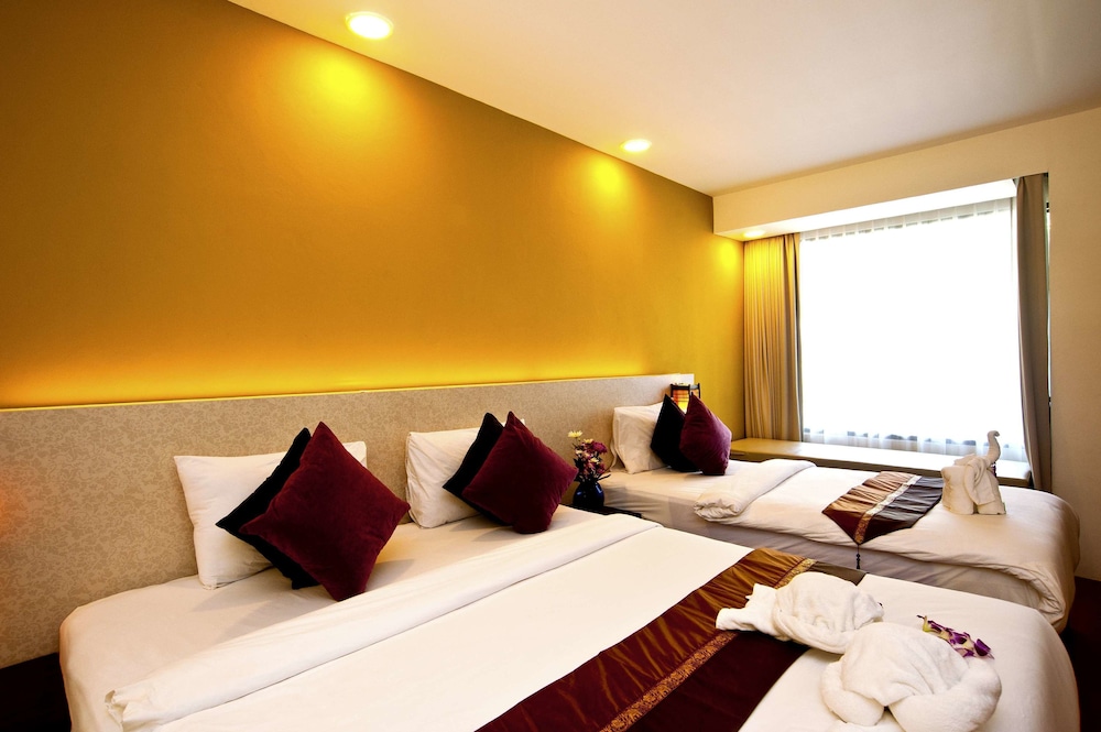 Deluxe, Triple, 1 King and 1 Single Beds
