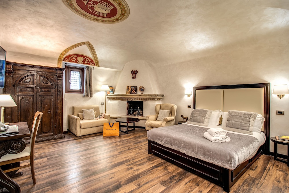 1 BEDROOM, FAMILY SUITE, QUEEN BED, SOFA