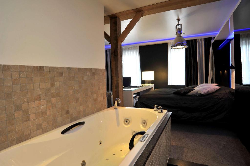 Theme, Superior, Suite, King Bed, Sofa, Living Area، Golden Tulip West Ende 4/6