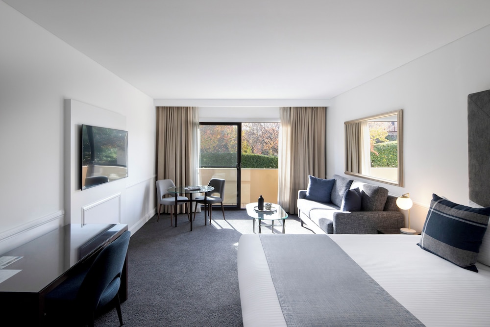 SUPERIOR, BALCONY, BATHTUB
