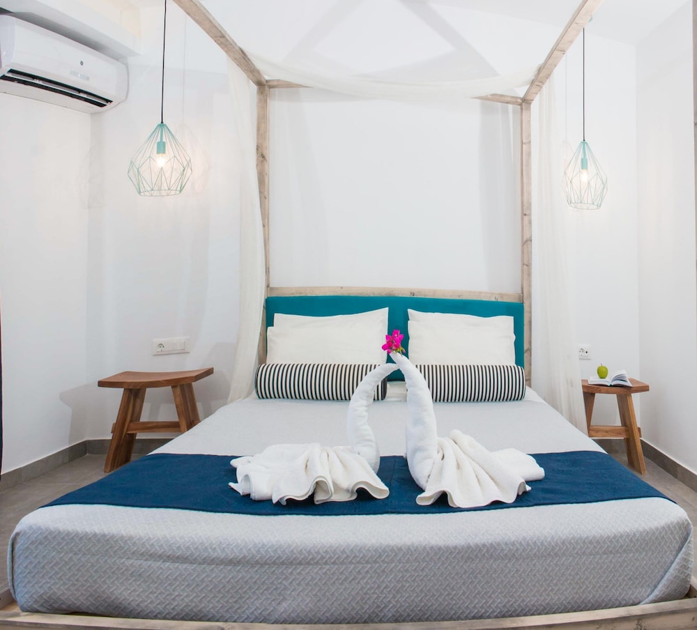 Malibu Boutique Studios 12/50