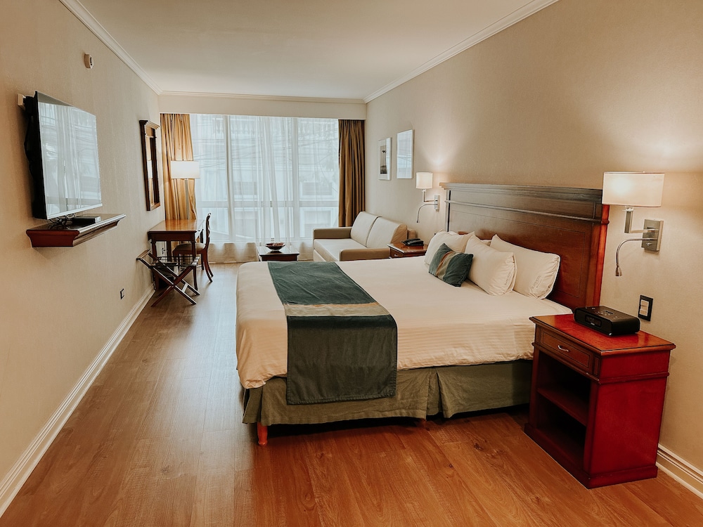 Deluxe, King Bed, City View, Private Bathroom 2/10