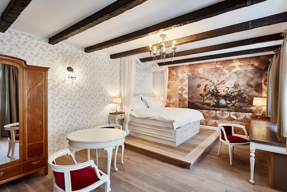 Maison Bistro And Hotel 37/71