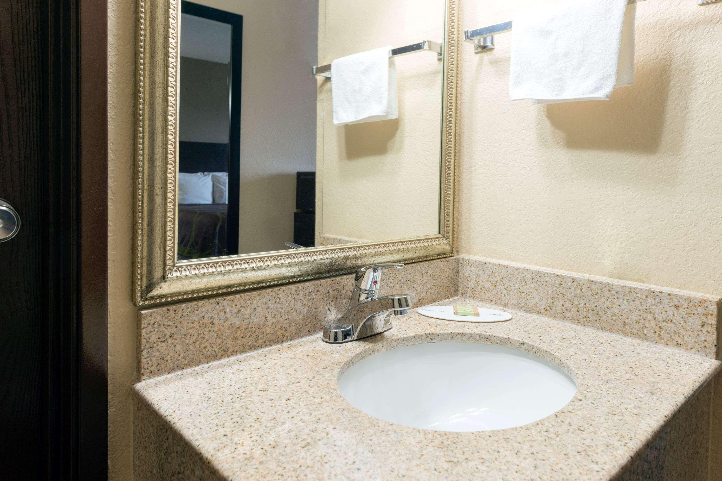 Super 8 by Wyndham Springfield East 30/30