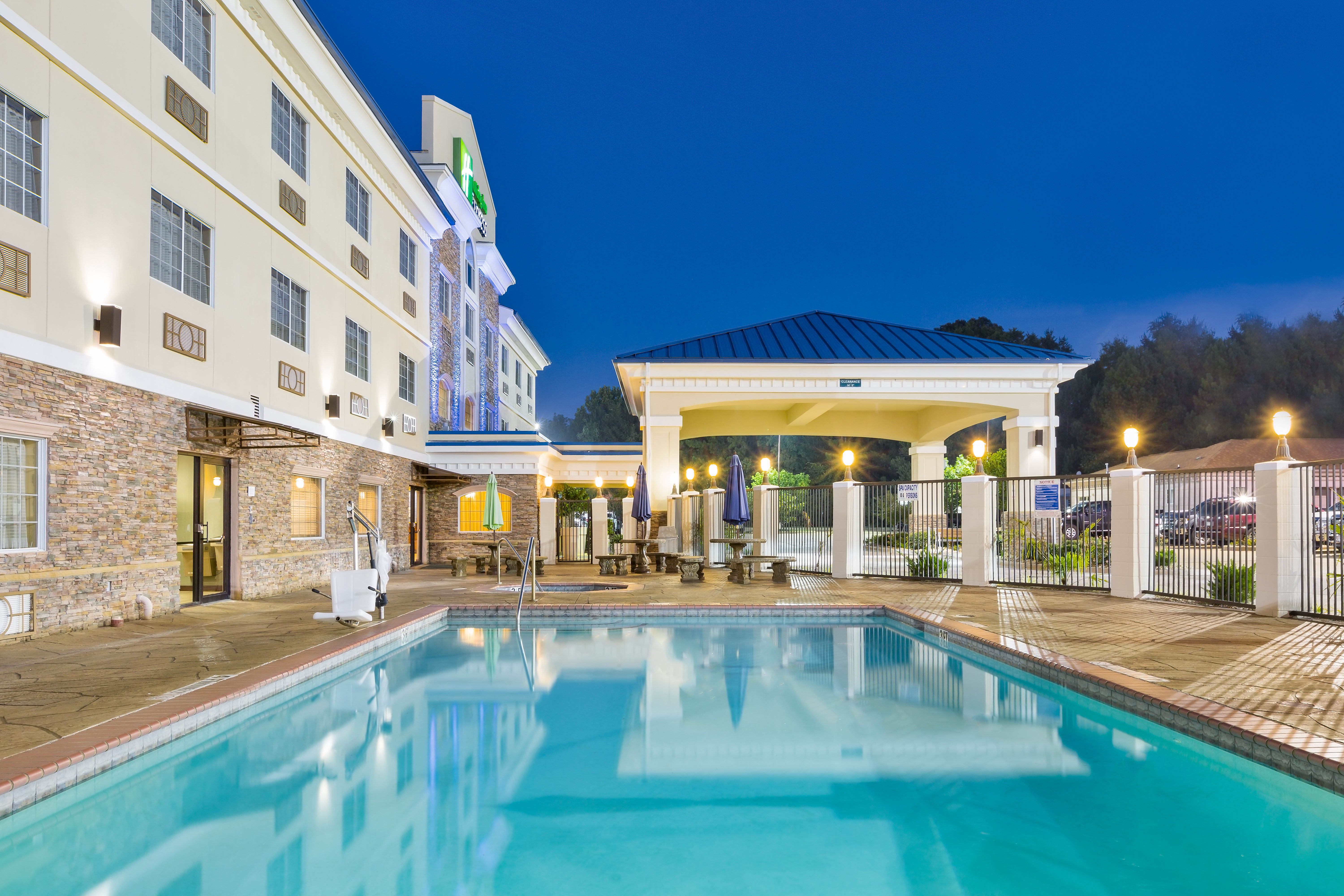 Holiday Inn Express Palestine 4/45