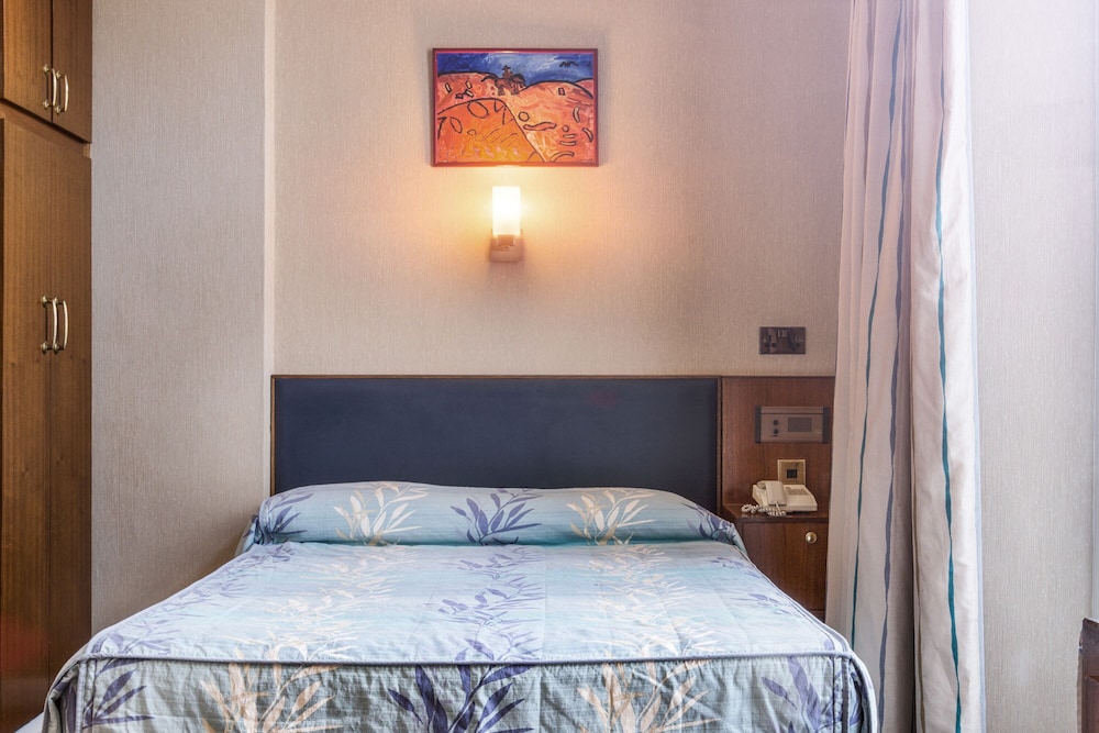 ROOM, DOUBLE BED
