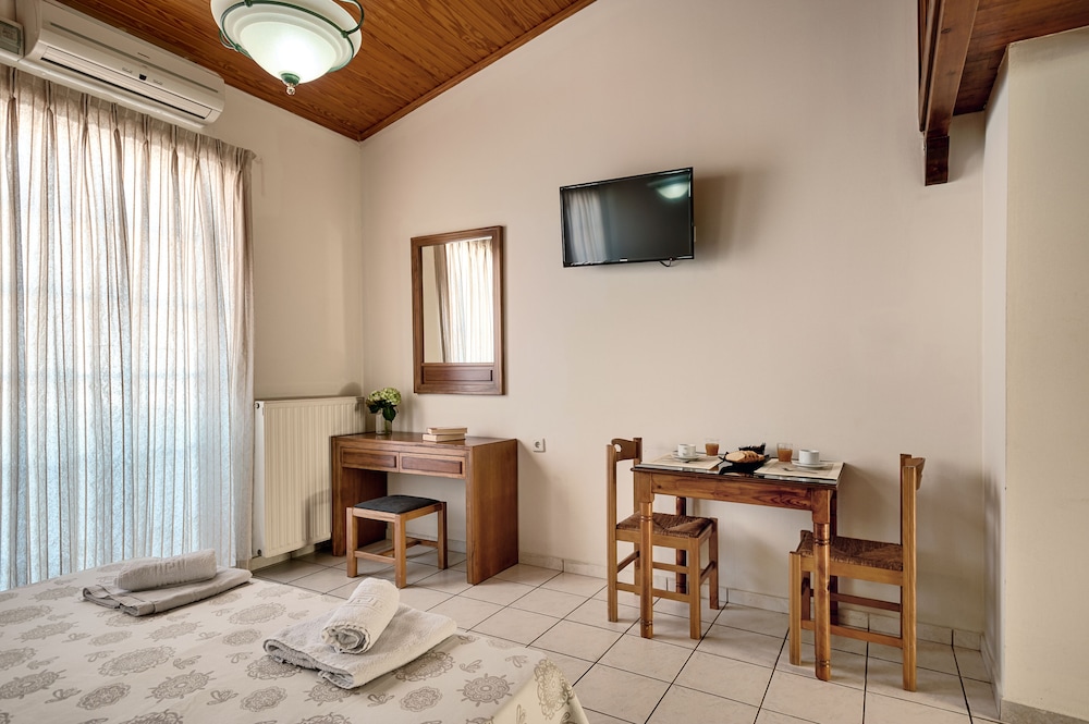 Elina Hotel Apartments 68/79