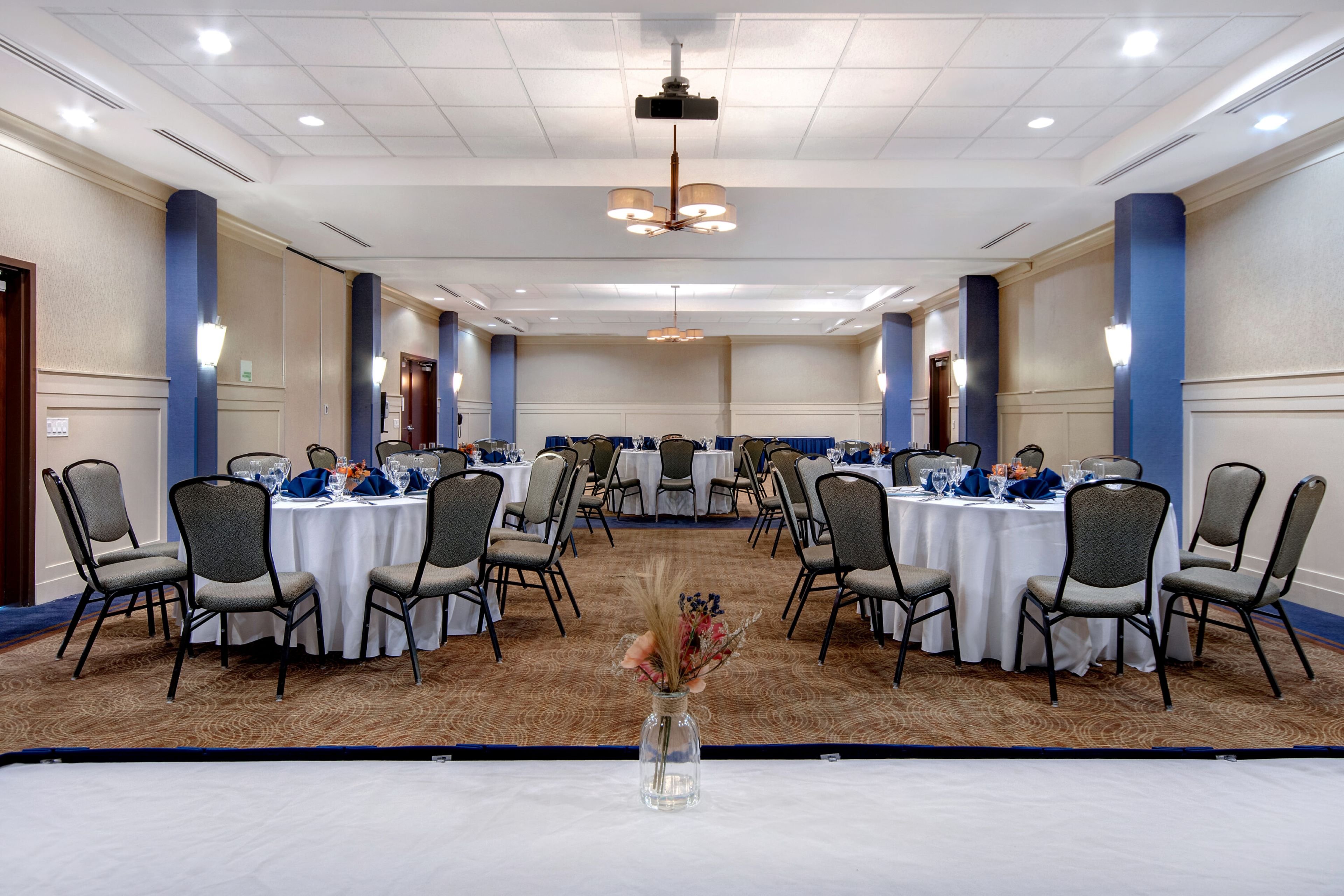 Holiday Inn Detroit Metro Airport 50/58