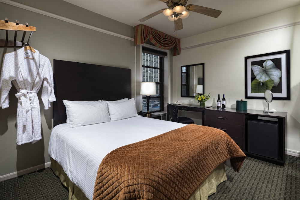 ROOM, QUEEN BED, SMALL