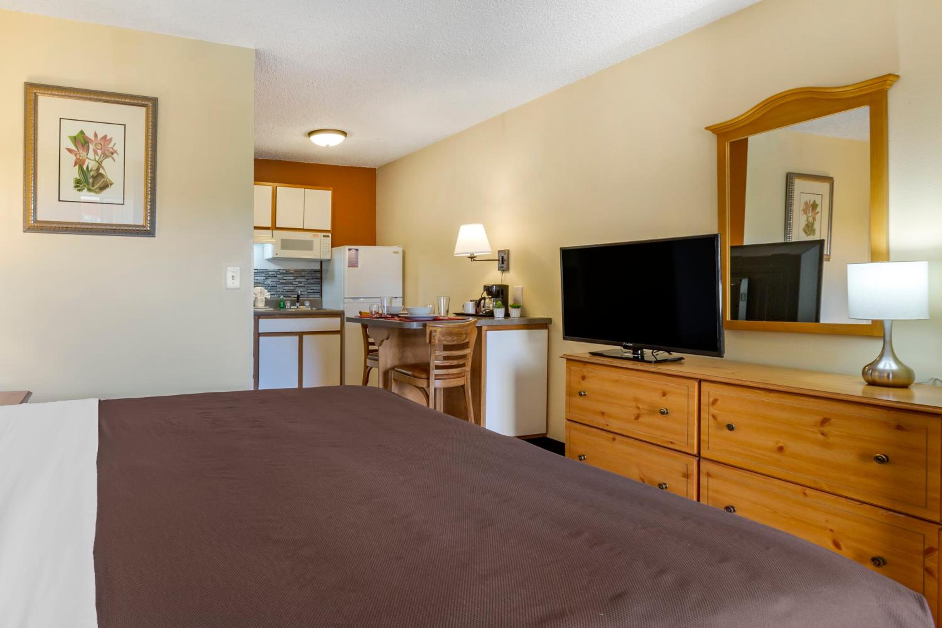 Efficiency, Studio, Queen Bed, Accessible