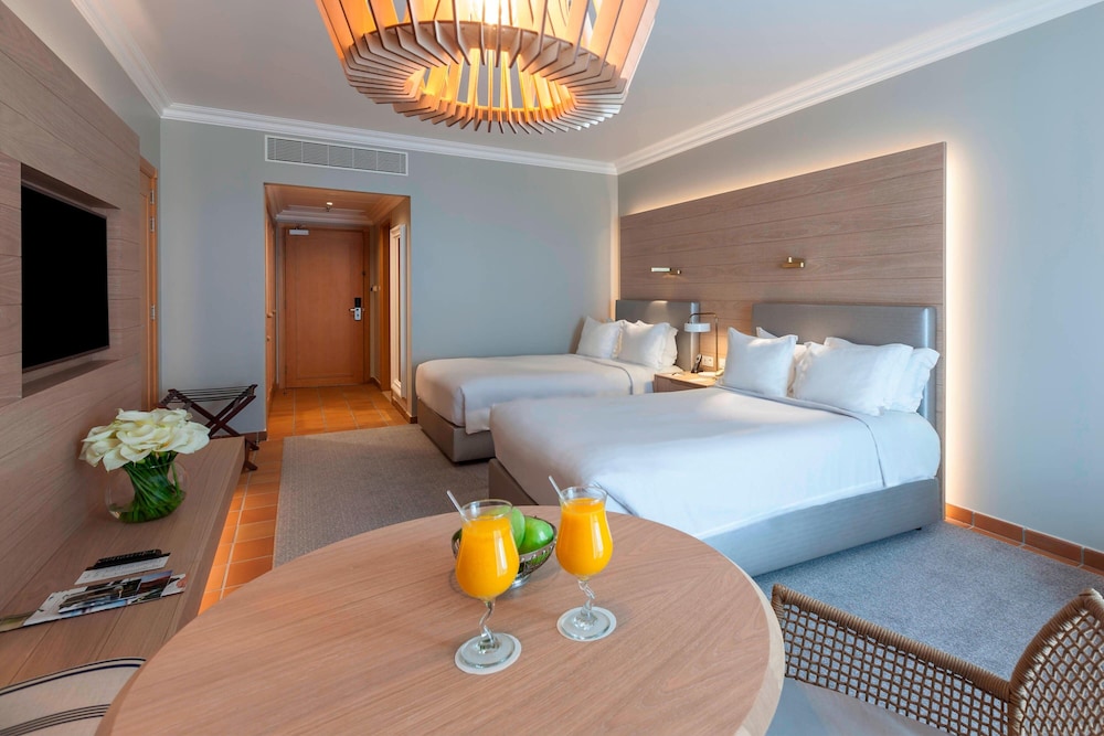 غرفة قياسية بسريرين مزدوجين بإطلالة جزئية على البحر، Praia D el Rey Marriott Golf Beach Resort 5/9