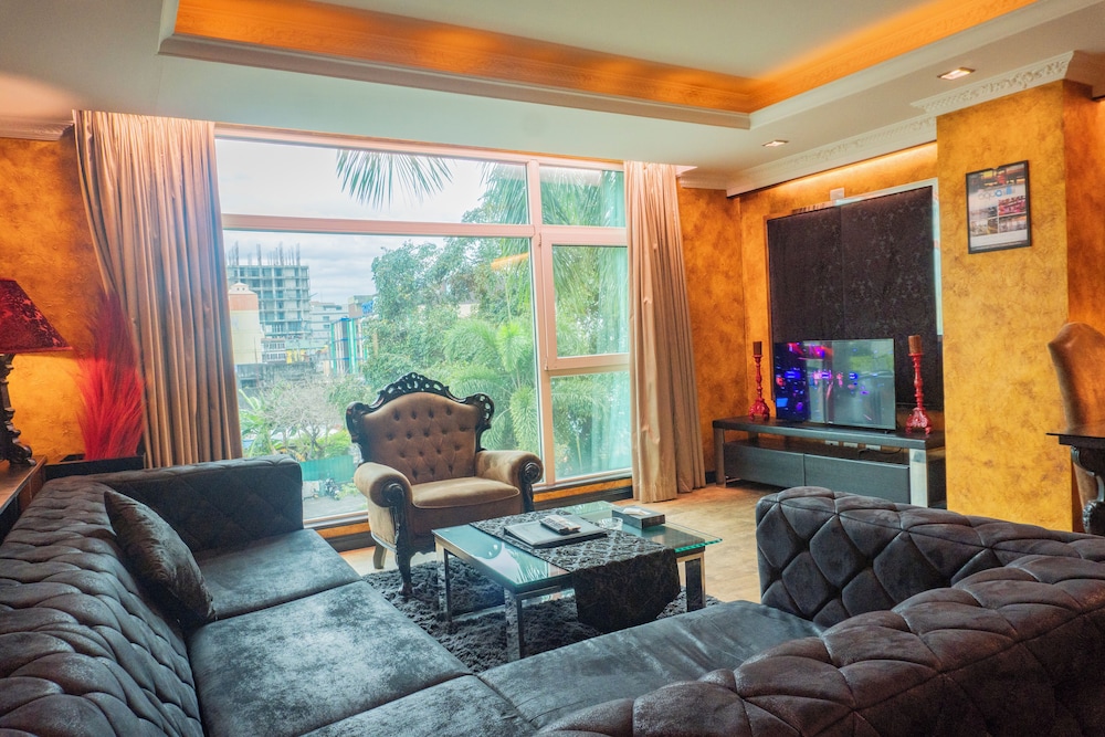 Fields Plaza Suites 49/65