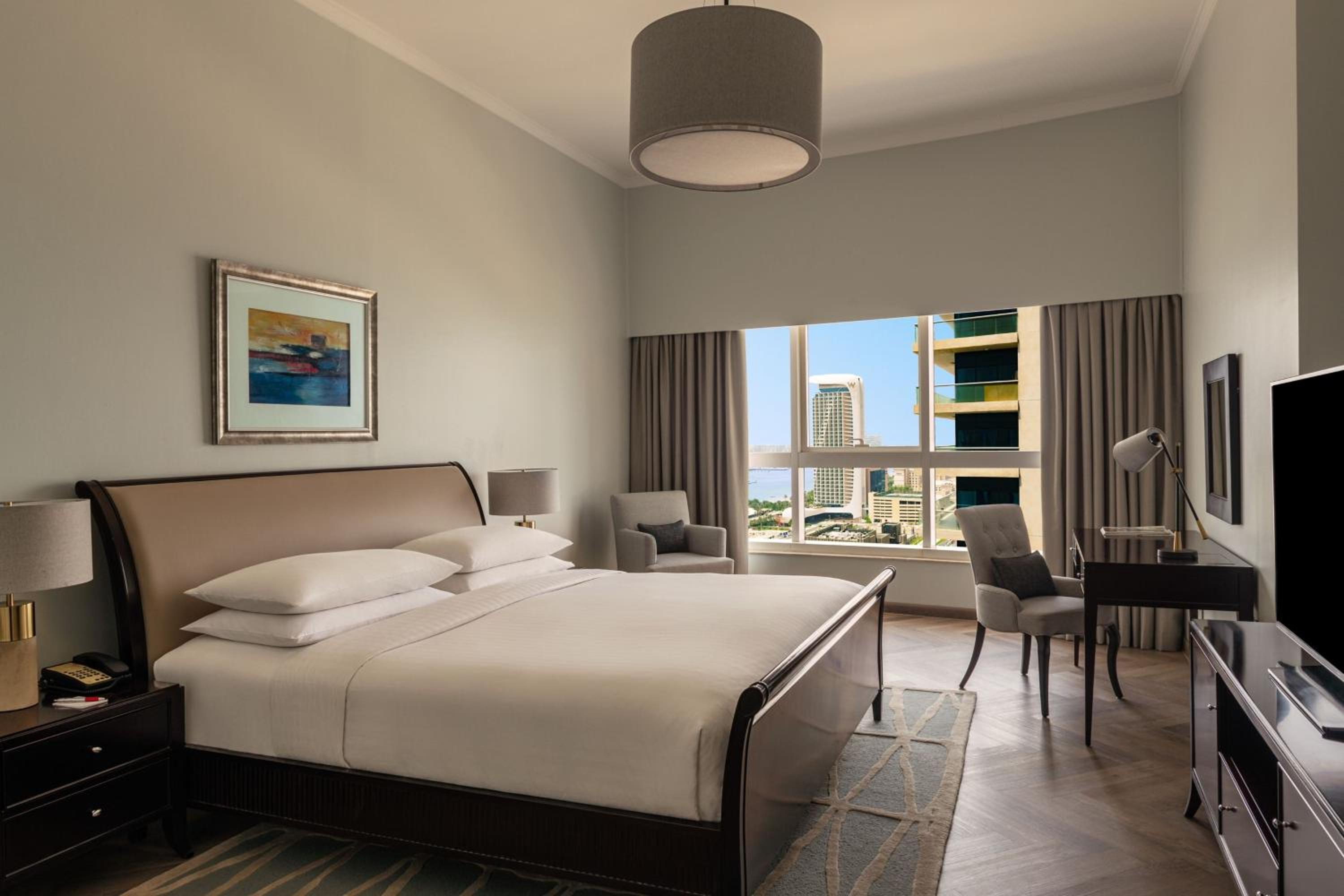 Renovated, 2 Bedrooms, King and Twin Beds, City View