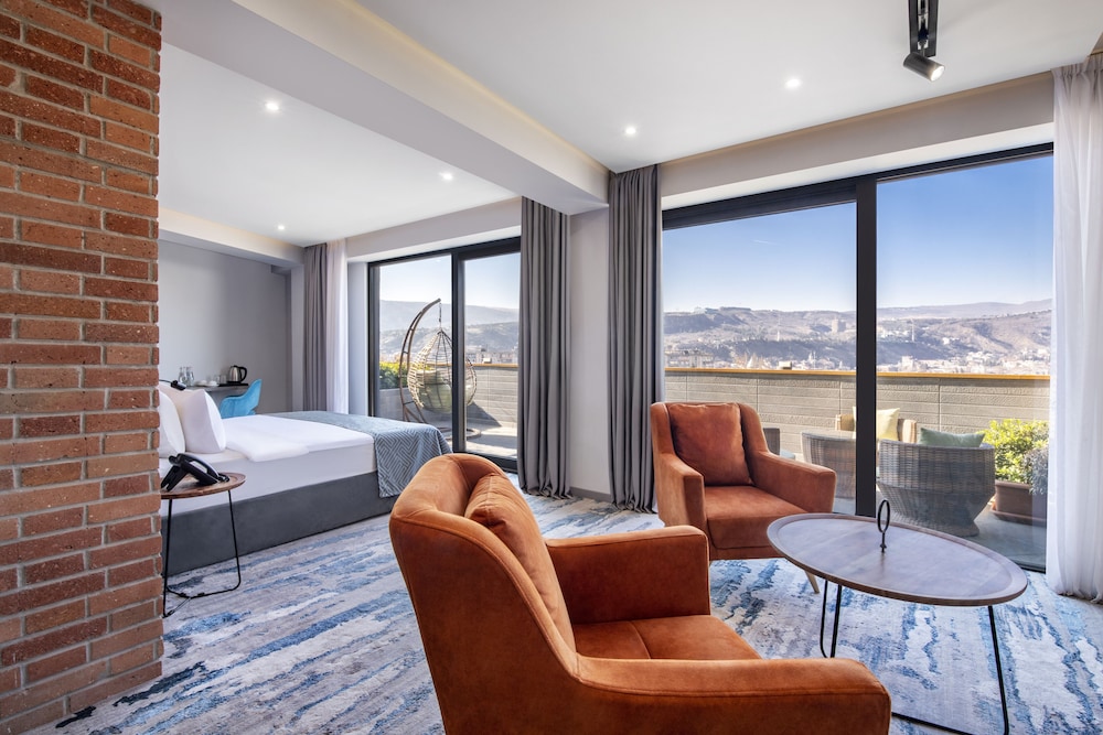Hotel Address 9D 33/54