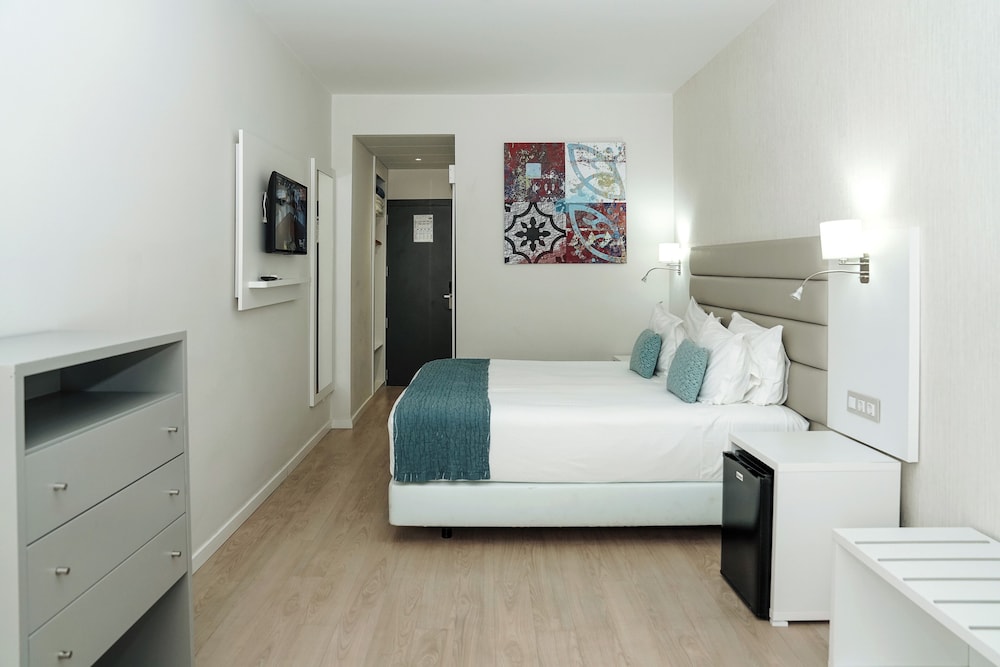 STANDARD, DOUBLE BED, PARTIAL SEA VIEW