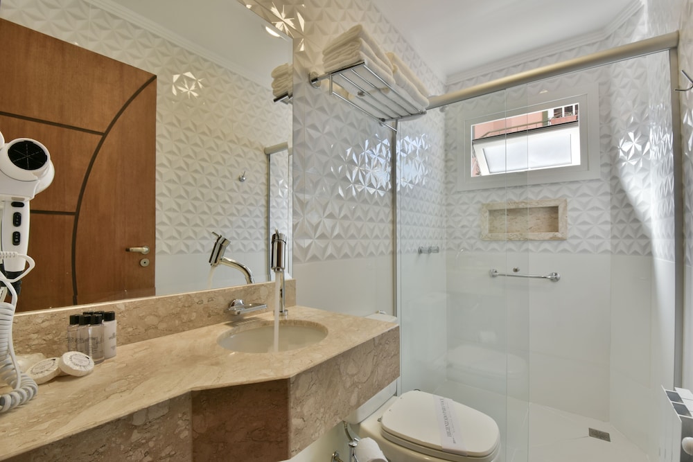 Micheline Hotel Tricot 68/71