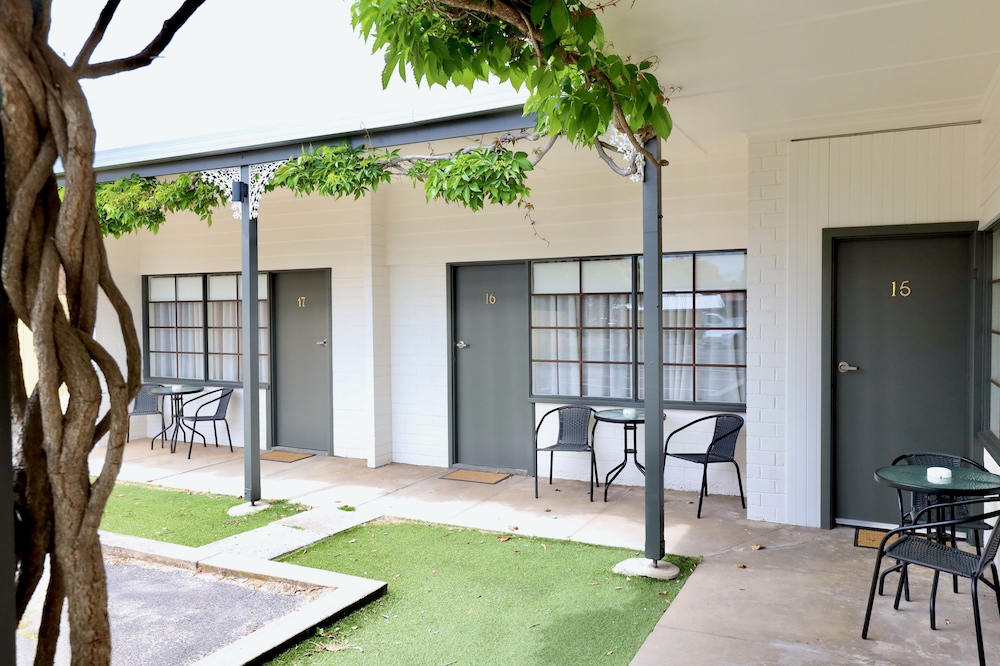 GUICHEN BAY MOTEL 1/54