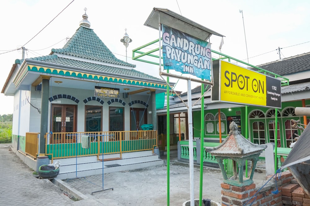 SPOT ON 1762 Gandrung Payungan Family Inn 5/26