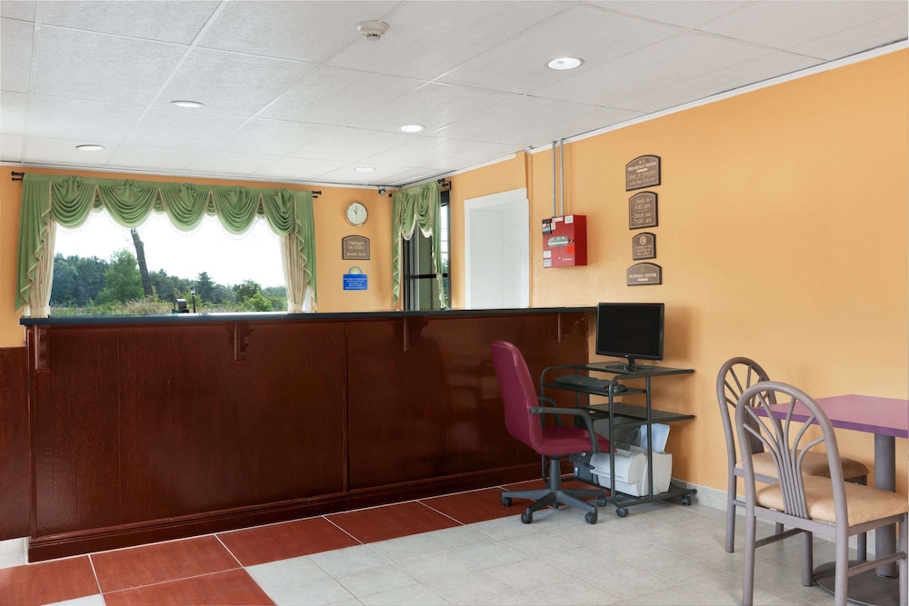 Days Inn by Wyndham Queensbury/Lake George 10/38